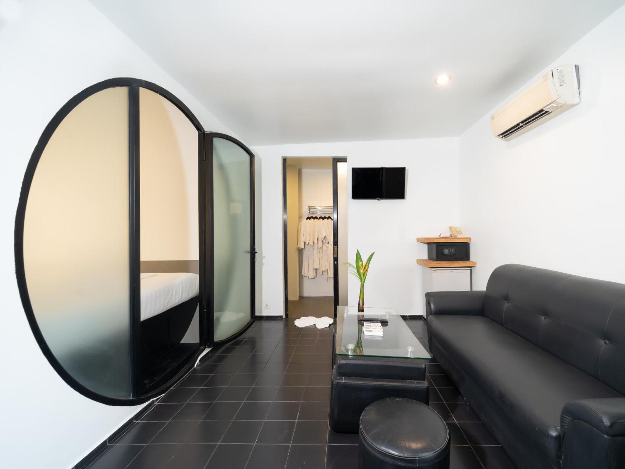 Tunnel Urban Retreat Hotel Siem Reap Buitenkant foto